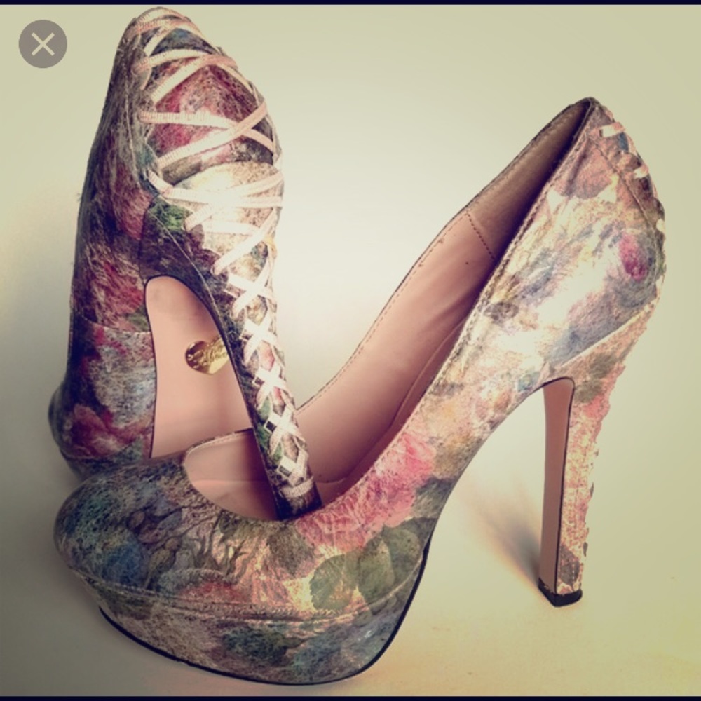 NWOT Betsey Johnson Ditan Floral Heels